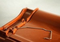 Spinka uniwersalna do dachówki J